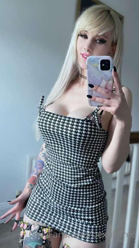 I love wearing tight dresses 😋