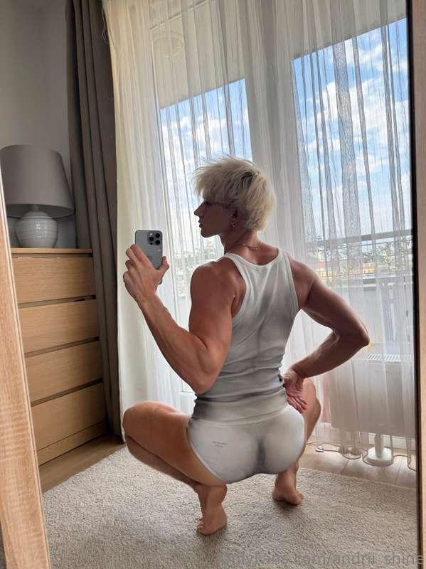 who wanna spank this juicy ass?