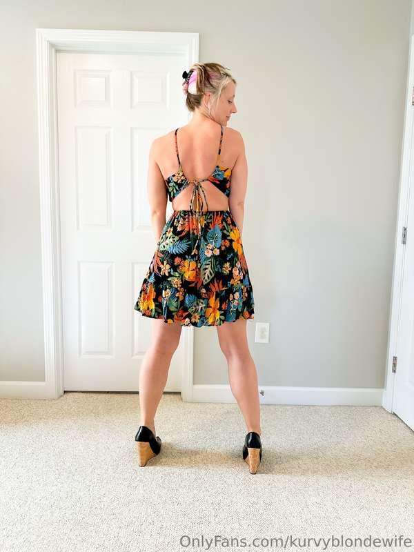kurvyblondewife image #1