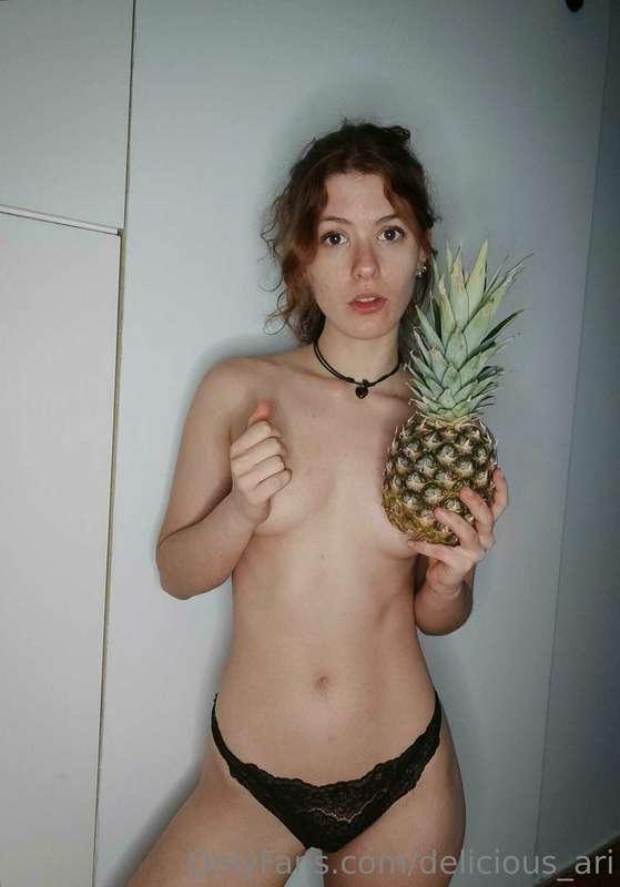 me puede hacer más FELIZ que me regalen fruta? yo digo no.
t..