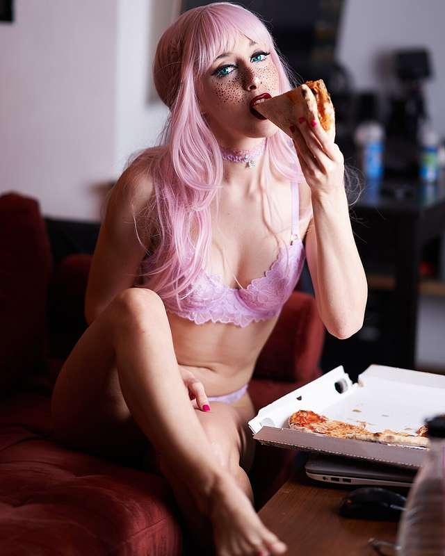 🇬🇧 Happy Sunday baby 🍕 Sunday is for pizza and sex 😏 what ab..