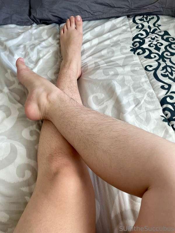 I know ya’ll love my thick legs… should I let my leg hair gr..