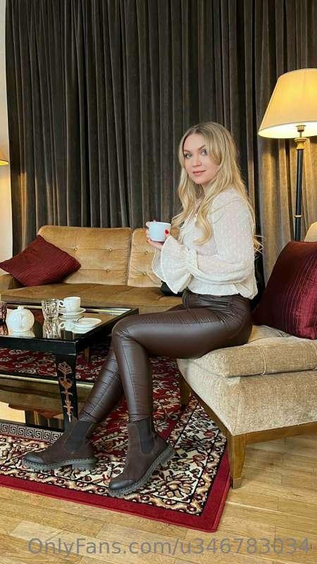 Business lady at lunch😊