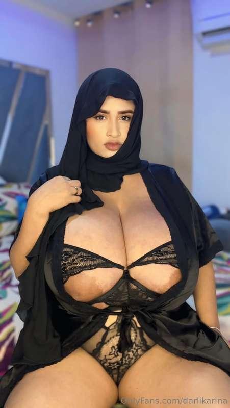 🧕🏼​✨What do you like the most about this hijab look?✨🌙