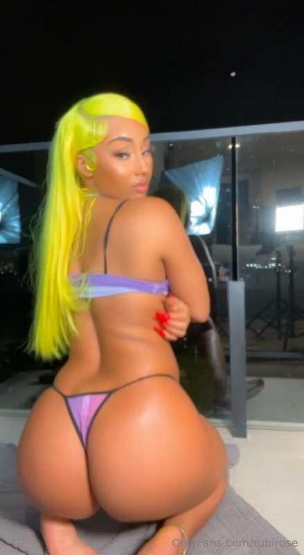 WANNA SEE ME STRIP? 🥵💦im slidin my bottoms off and bootyhole..