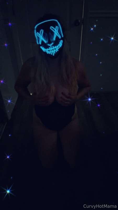 Who wants to see the titties uncovered , tip this post to se..