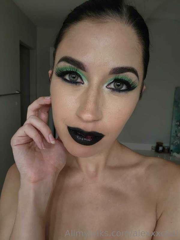 **Shego makeup from today!** 🖤💚
Naughty Shego pics are in yo..