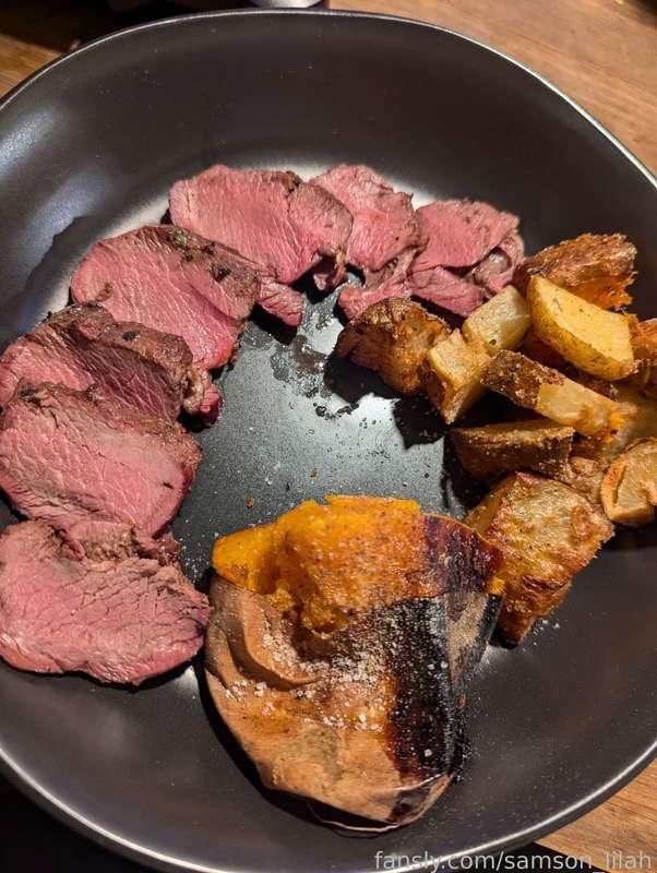 Last night's dinner.....
Rare smoked deer backstrap 🦌 
Roasted sweet and white potatoes 🥔 😋 😍 

I loveeee each one of my meals 🖤

Naked on the potty with a hot cup of protein coffee ☕️ 🧻🚽💩

Then off to the gym 🏋️‍♂️ 