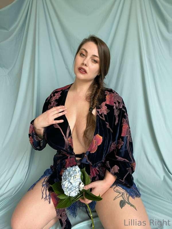 Would you be the kind of lover that would bring me flowers e..
