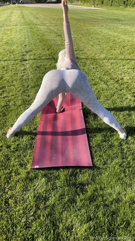 Outdoor Yoga 🧘‍♀️ 🥰