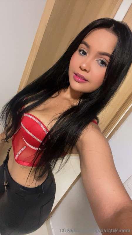 Find her @yohanitabloom 🌹 A 28-year-old Colombian, now livin..