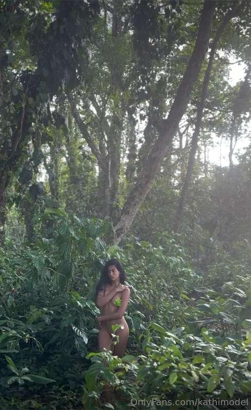 Blending with the jungle 🐆 Hot BTS of and erotic photo shoot..