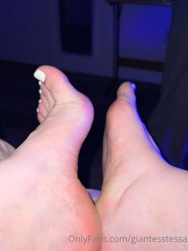 Could use a foot rub right about now… 🤤 who’s doing the hono..