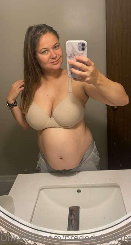 Bedhead, messy mirror, and prego belly don’t care 🤷🏼‍♀️