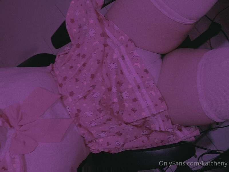 POV: estamos en clases y tu no paras de ver mi tanga que te ..