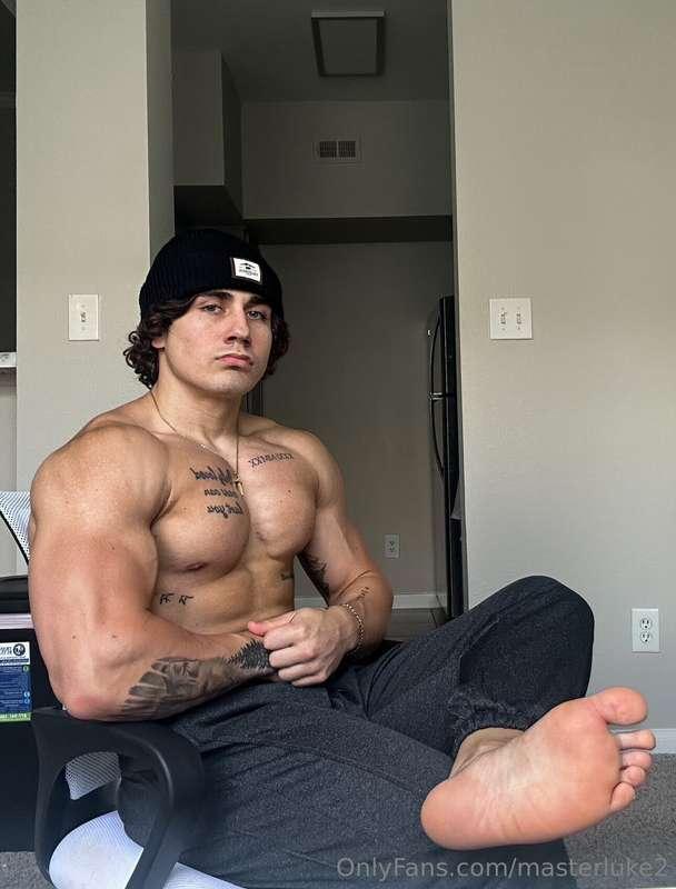 Little throwback picture😏🦶🏽Anyone kiss the long hair?🤔😈