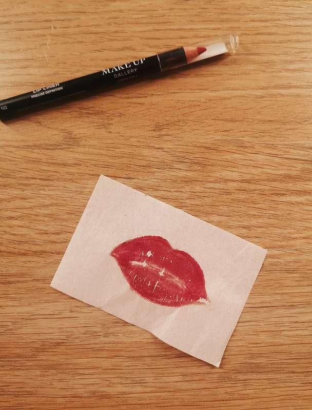 Would you like to own one of these kiss imprints from me? 💋💌