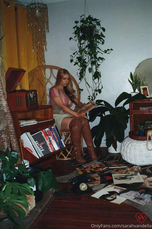 SARAH ON 🎞 ✨🤘 let’s listen to some records and chill..........