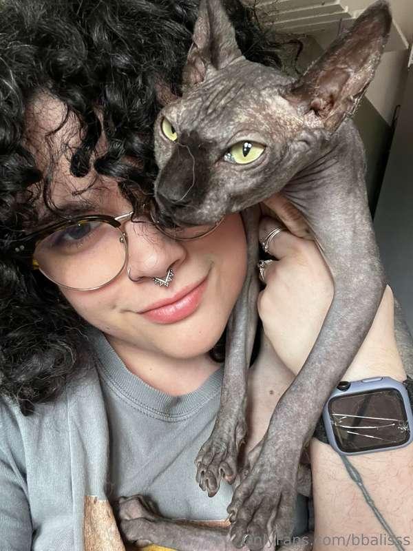 Oggi coccole con la micina 🐱
voi avete animali domestici?