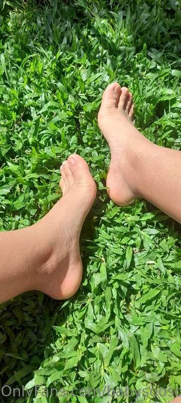 little feet in the sun ☀