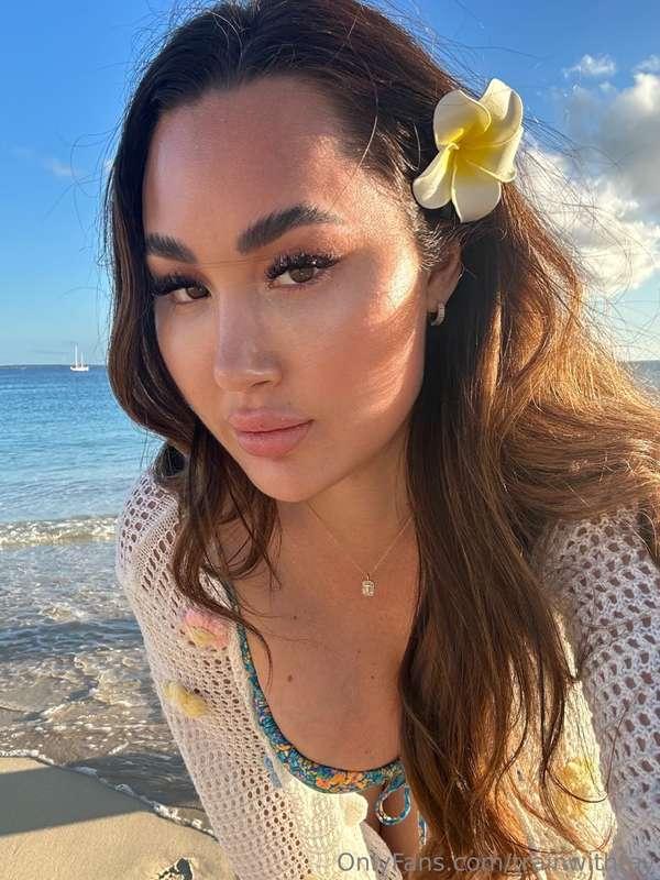 Wanna be my beach bae? Applications open 😜🏝️