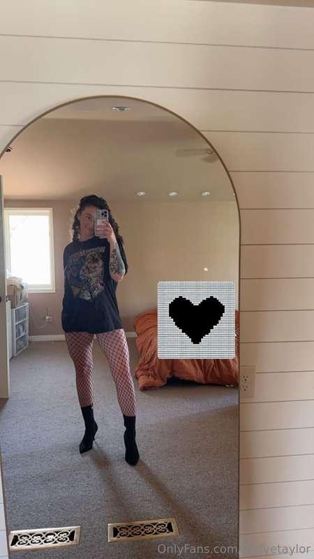 y'all been in my DMs **all day** talking about these fishnet..