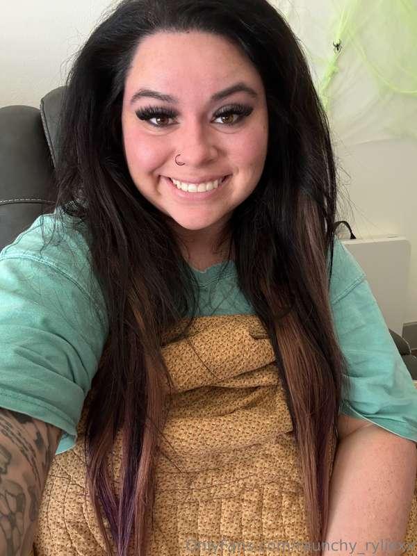 Relaxing after a long day🧘🏻‍♀️ did you have a good Saturday?