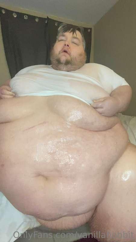 I decided to put on my 3xl white tee and serve you some wet ..