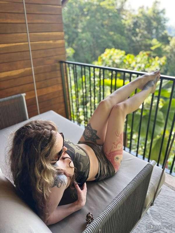Swipe to bend me over the balcony to fuck me ---->