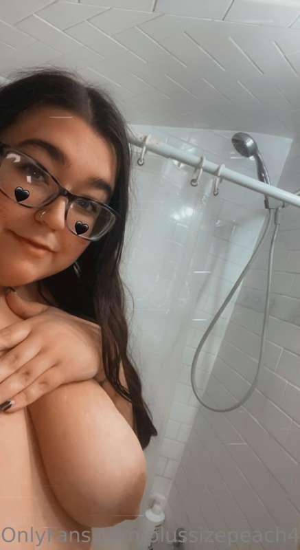 Shower fun😍