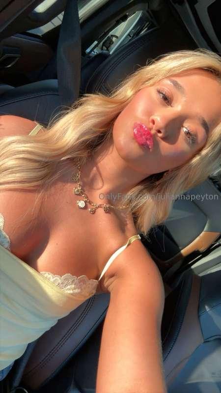 Who wants a morning kiss? 💋 