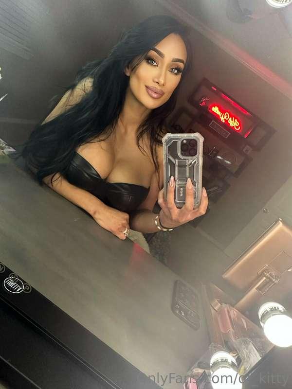 Glammed up n ready to go 💄