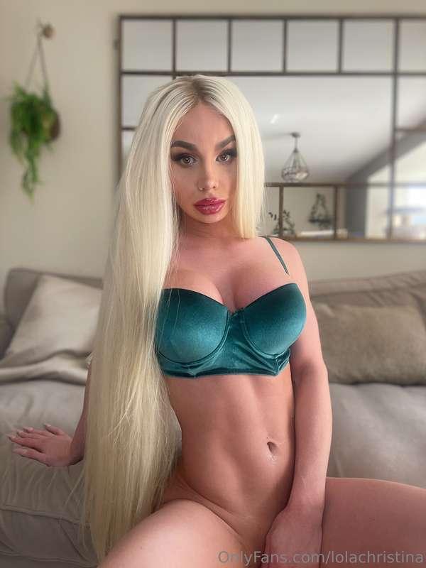 Green looks good on me… but your eyes on me? Even better 💚 C..