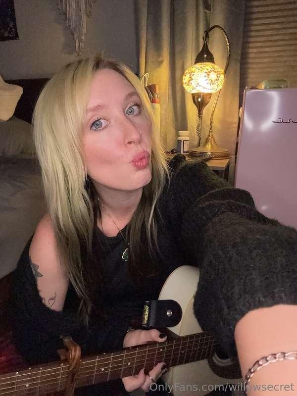 Slow day in 🎸 Decided to unwind with my guitar and some musi..