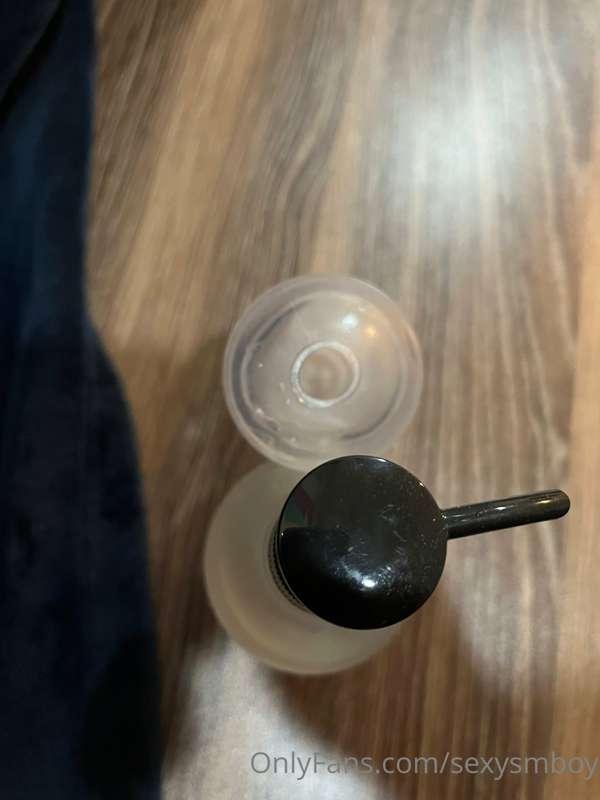 學長送的飛機杯….
他一定不知道我的 size…
這個洞只有 食指大欸
比1塊錢硬幣還小 ！
我在想 要怎麼玩怎麼塞
h..
