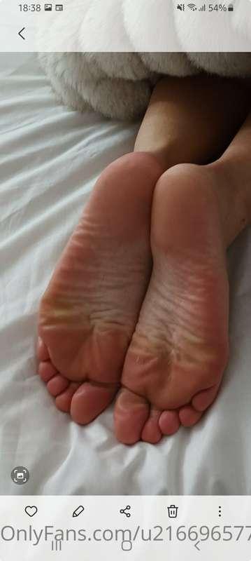 Feet tits legs stunning videos DM for request 😘 ✨