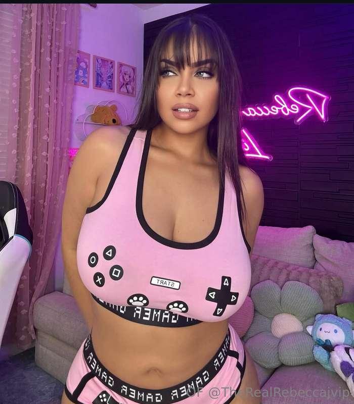 Wanna play or just stare? 👀