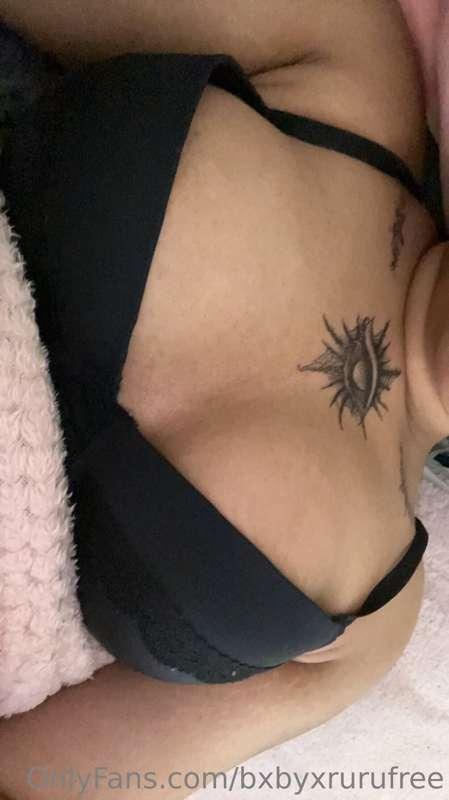 just woke up🥱🥱

wanna see the actual naked boobie it's @bxby..