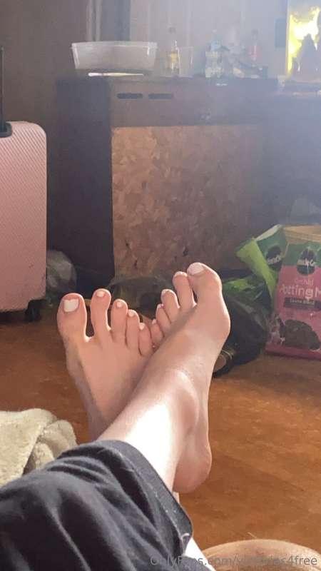 This one’s for the feet and cumshot lovers