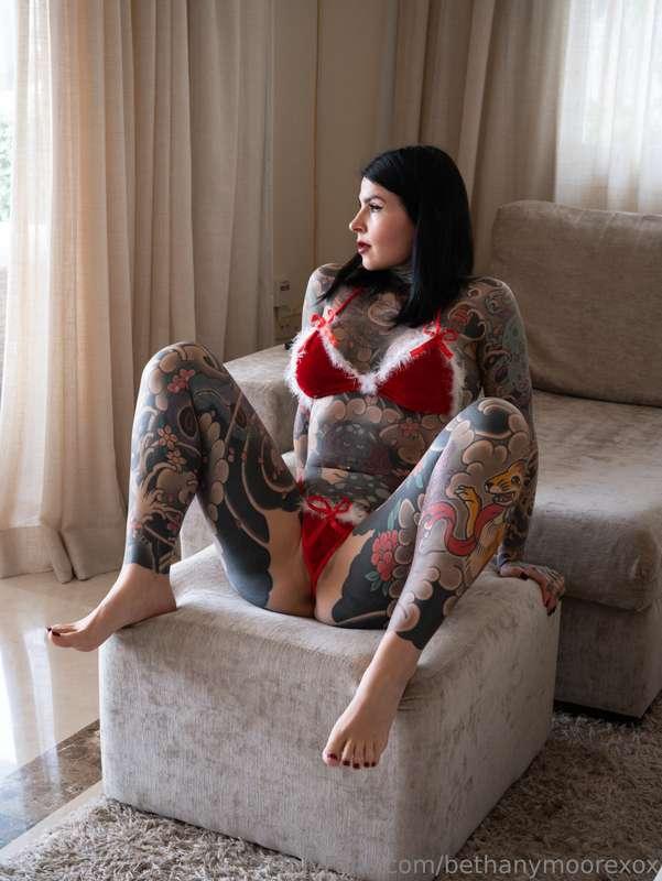 Just sitting here waiting for santa to cum 💦👅