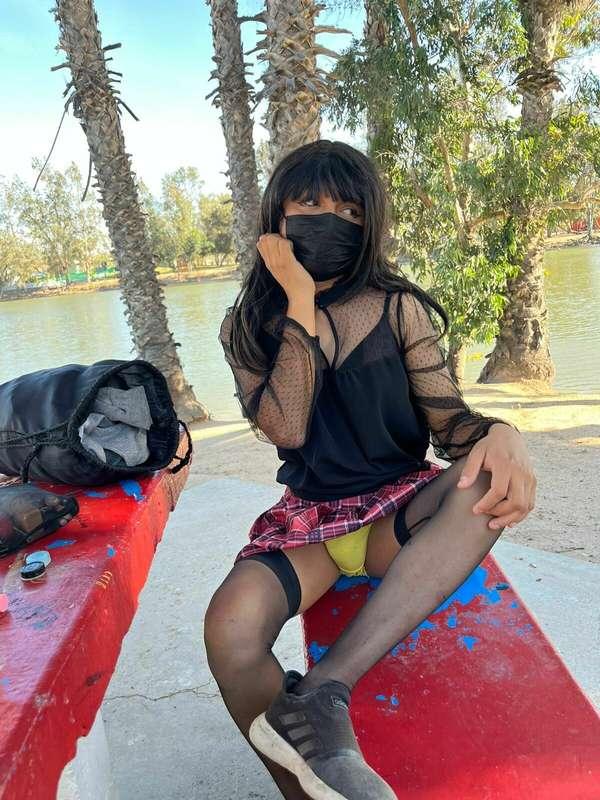 Enseñando los calzones  en el parque jsjs