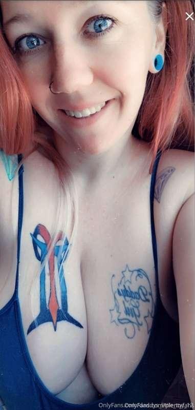 Im a blue eyed beauty, get lost in my eyes 🥵  I love showing..