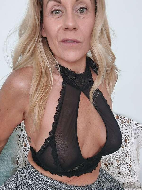 Oooh i love this lingerie set.. and the pictures of me in it..
