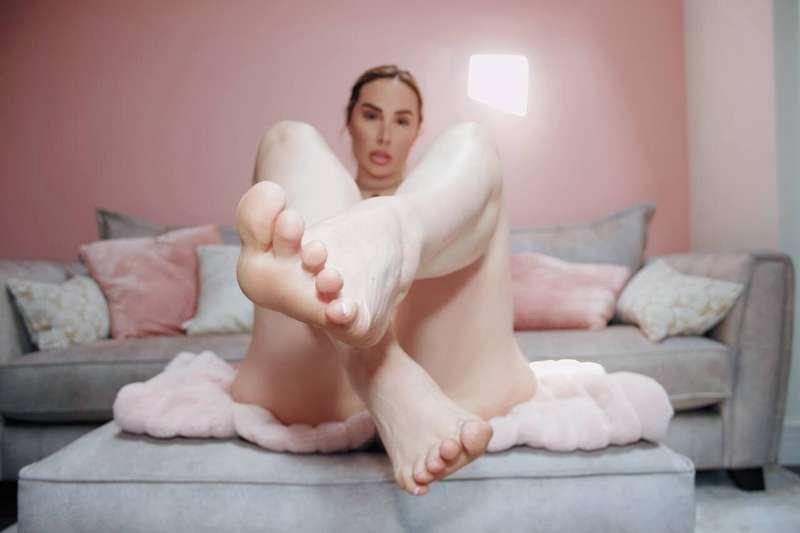 Uncross my legs and see how many licks it takes to get to th..
