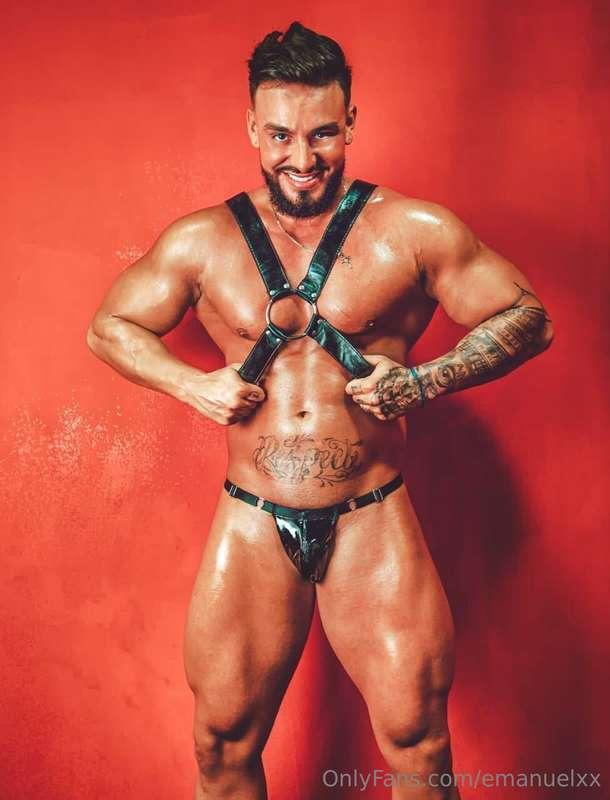 my friend @daddymuscle10 the real porn model with a huge dic..