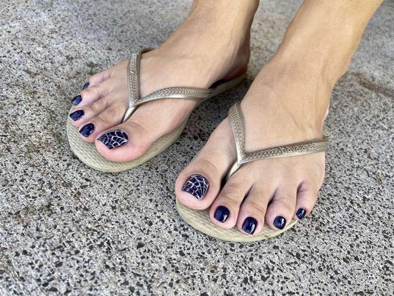 kim_kisses_foot_goddess image #0