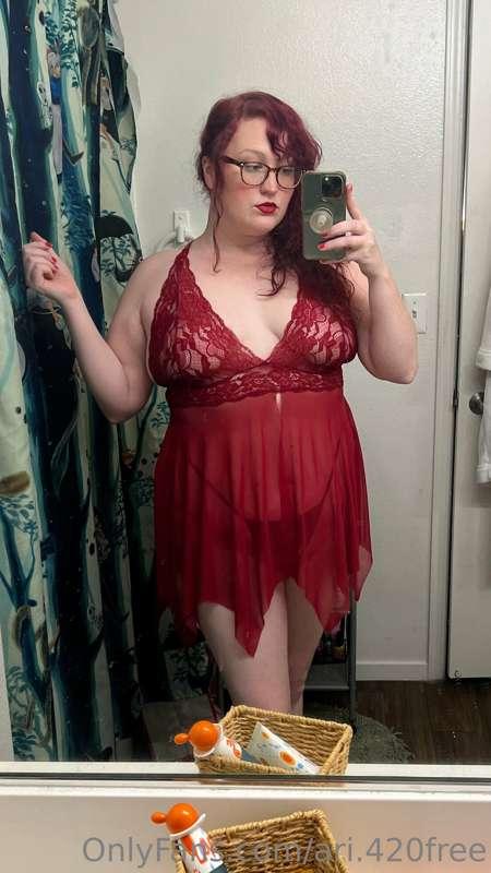 been on my insomniac bullshit so i put on lingerie and stare..