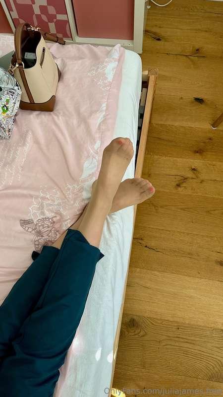 ✨ This one’s for all my nylon lovers! Wearing my tan nylon s..