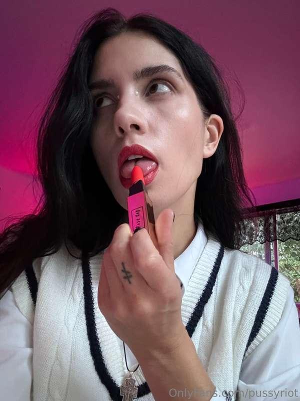 what do you think it is? lipstick? oooops no 😳 it's my new v..