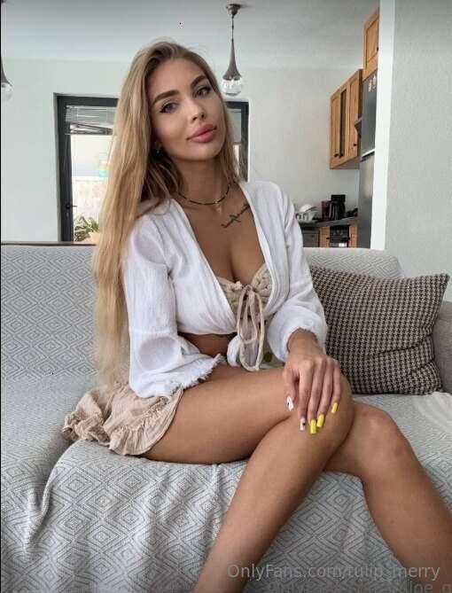 😈🔥@chloe_g This hottie with juicy shapes loves to moan sweet..